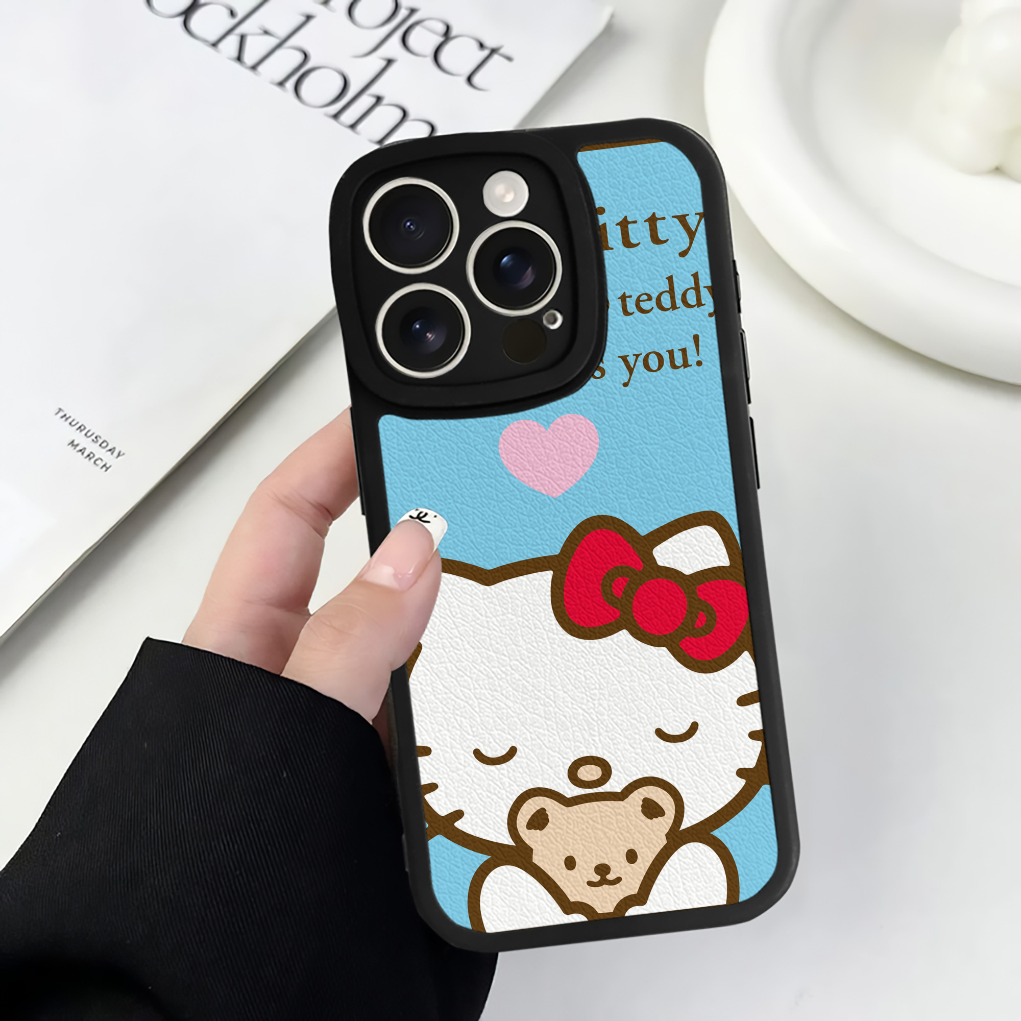 （画像用） Hello Kitty ハローキティ 【iPhone 16シリーズ対応】シリコンスマホケース（レザー調） 材質：シリコン